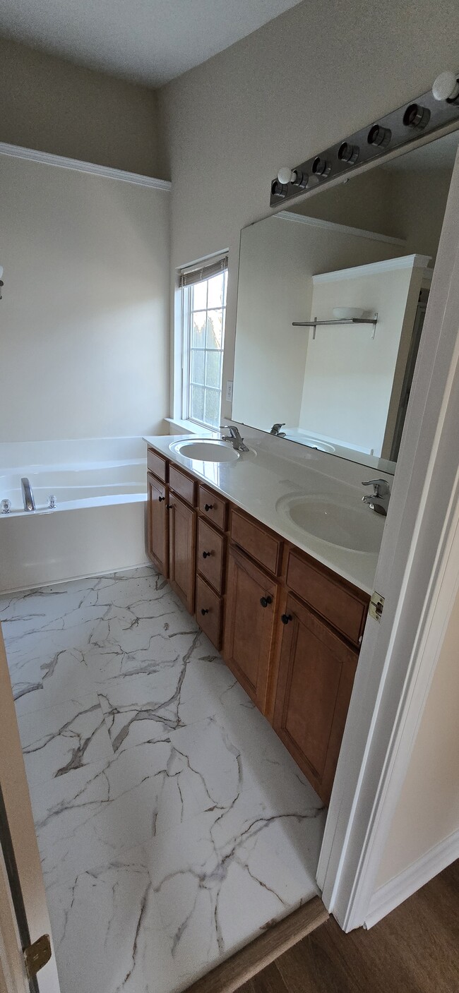 Upstairs Master Bath - 4911 Abercromby St