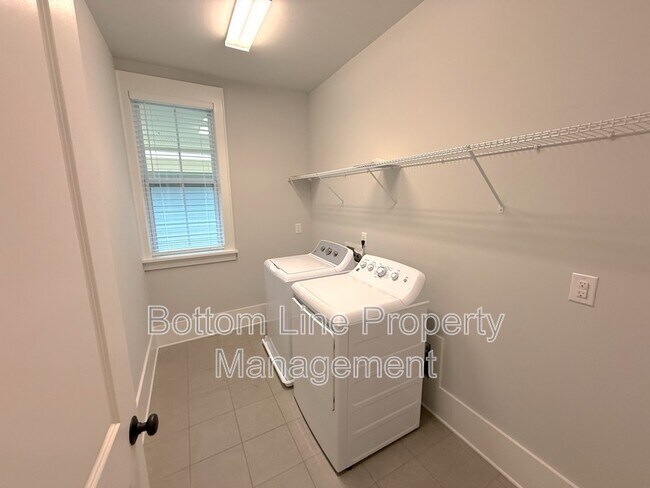 Building Photo - 5218 Kelly St