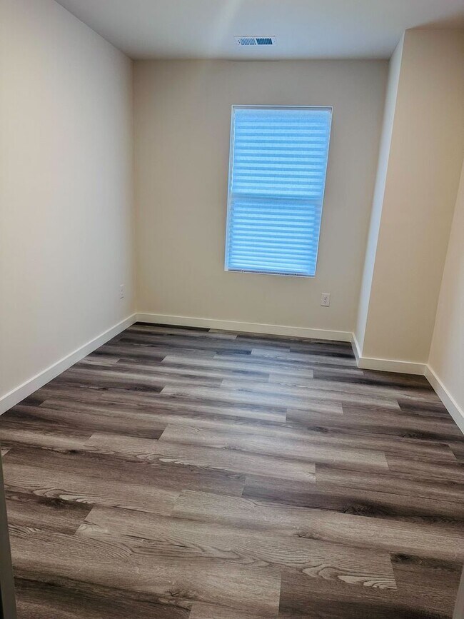 Building Photo - Modern 3BR / 2.5BA Townhome in a Prime Location – Washer/Dryer Included