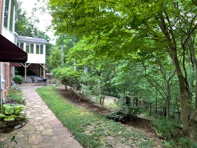 Building Photo - Executive Home in The Heart of Chapel Hill!