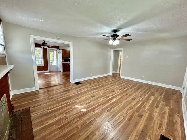 Building Photo - Beautiful Home in Castlewood!!