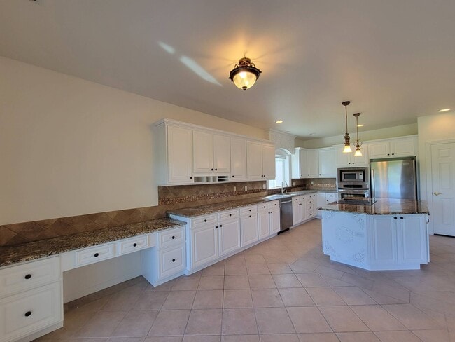 Building Photo - 1200 W Canyon Lakes Dr