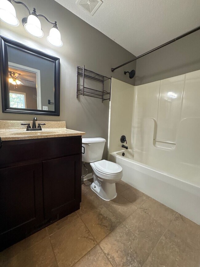 Building Photo - 910 Applegrove Cir
