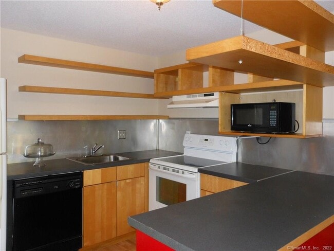 Building Photo - 7 Padanaram Rd