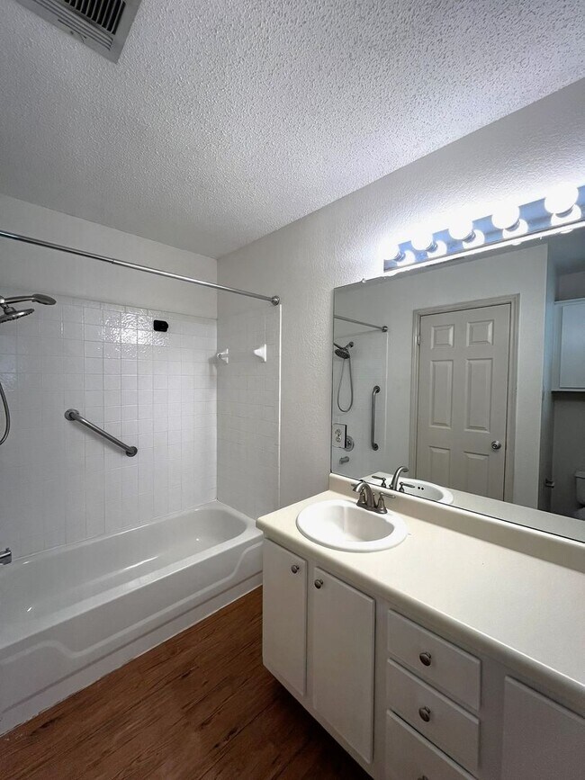 Building Photo - South Austin 3-bedroom/2-bath Home Reduced...