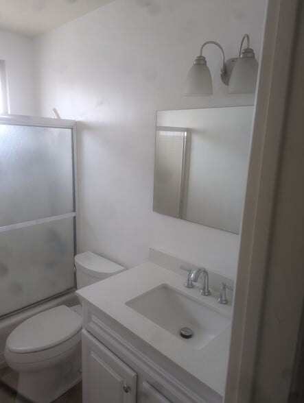 Bathroom - 1311 Lyndon St