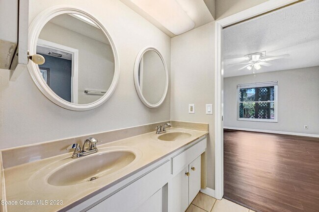 Building Photo - Suntree living