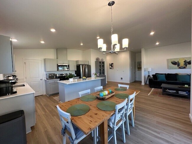 Building Photo - MOVE IN SPECIAL - Beautiful Newer 3 Bedroom / 2 Bath Home in NE Madras