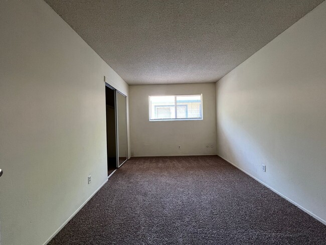 Building Photo - 928