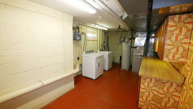 Building Photo - End Unit Townhouse with Full Basement 2BR ...