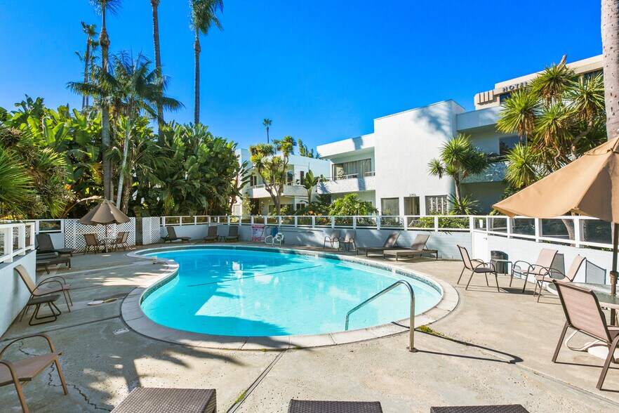 Building Photo - 2352 Torrey Pines Rd