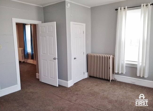 Building Photo - 5 Bed / 2 Bath Single Family Duplex