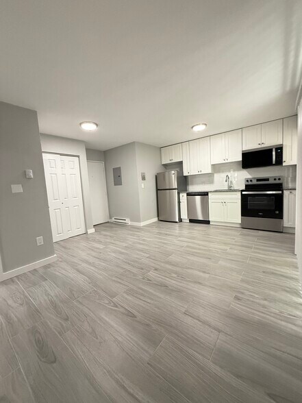 Building Photo - 565 Hyde Park Ave
