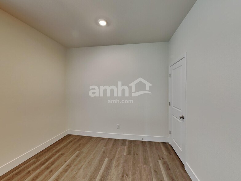 Building Photo - 846 English Primrose St