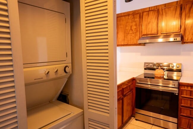 Building Photo - Unfurnished 3 bedroom 3 bath condo with oc...