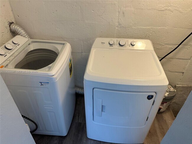 Building Photo - 1306 NW 11th Pl