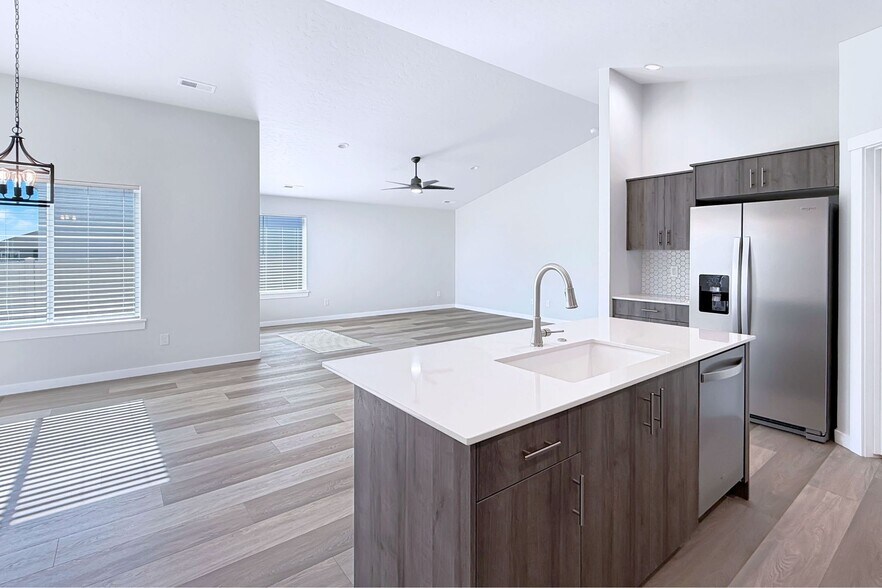 Building Photo - 10539 W Teratai St