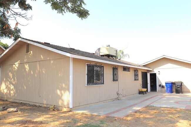 Building Photo - 400 S Crawford Ave
