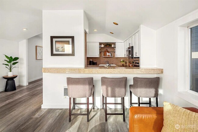 Building Photo - Top-Floor Corner Condo with Spectacular Views of the Space Needle & TWO Parking Spaces