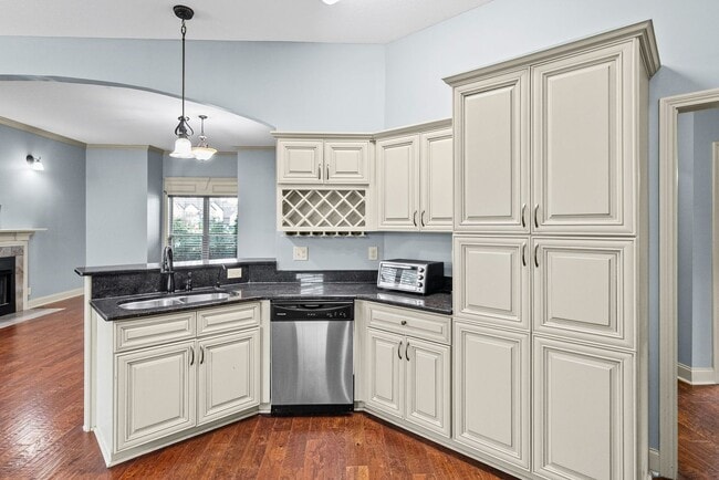 Building Photo - 3 Bedroom 2 Bath Pet Friendly Home For Rent!