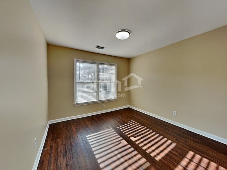 Building Photo - 3305 Maple Terrace Dr