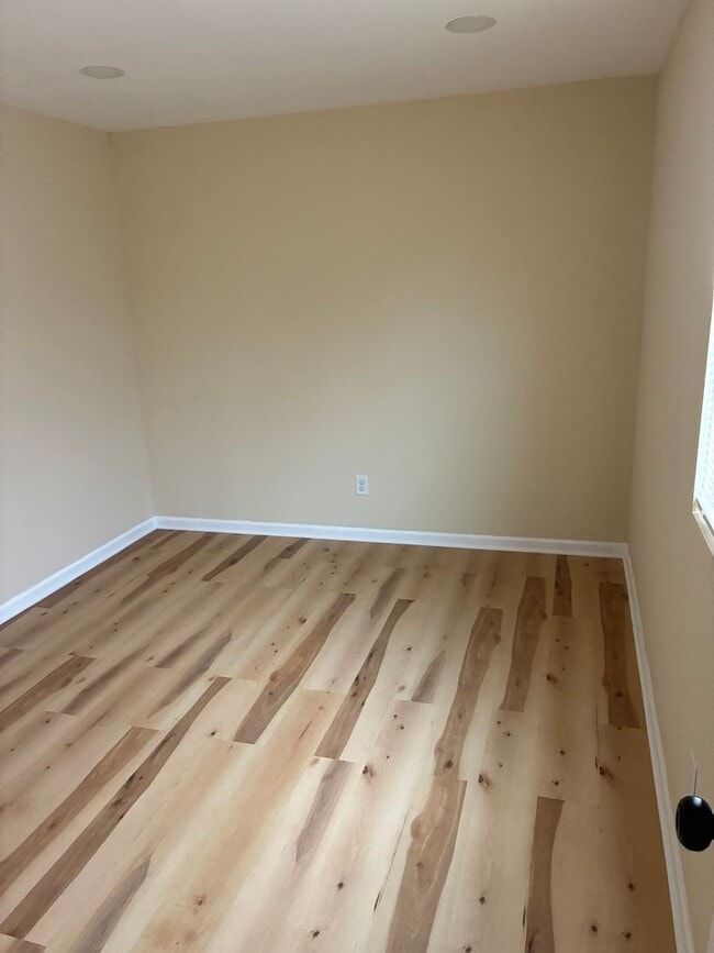 Building Photo - Stylish Renovated Home