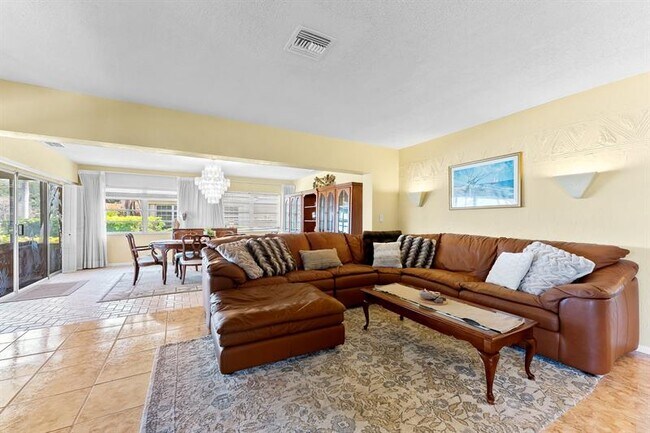 Building Photo - 3015 N Palm Aire Dr