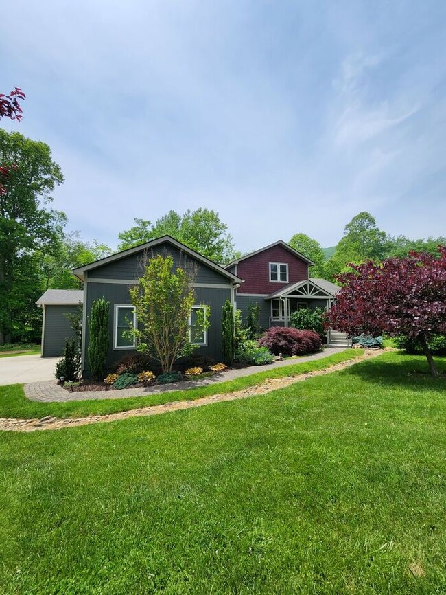 Primary Photo - Beautiful East Asheville Long Term Rental ...