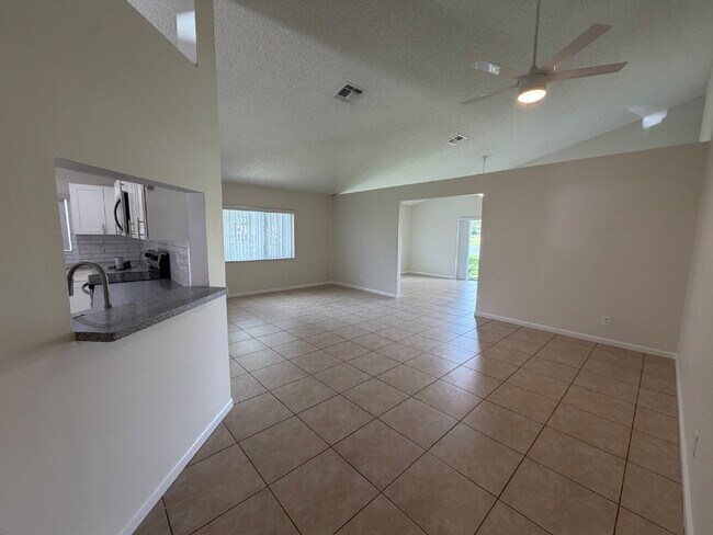 Building Photo - Beautiful Home with Large Great Room!