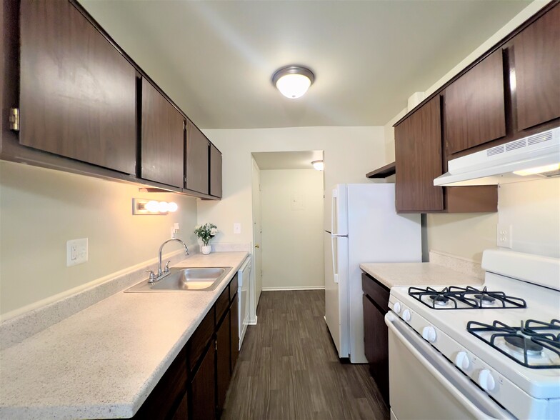 2BR, 1BA - 900 SF (Kitchen) - Park Hill Apartments