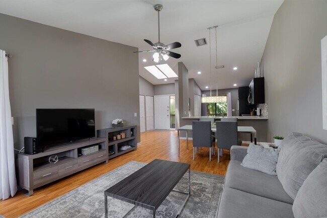 Building Photo - 13115 Belhaven Ct