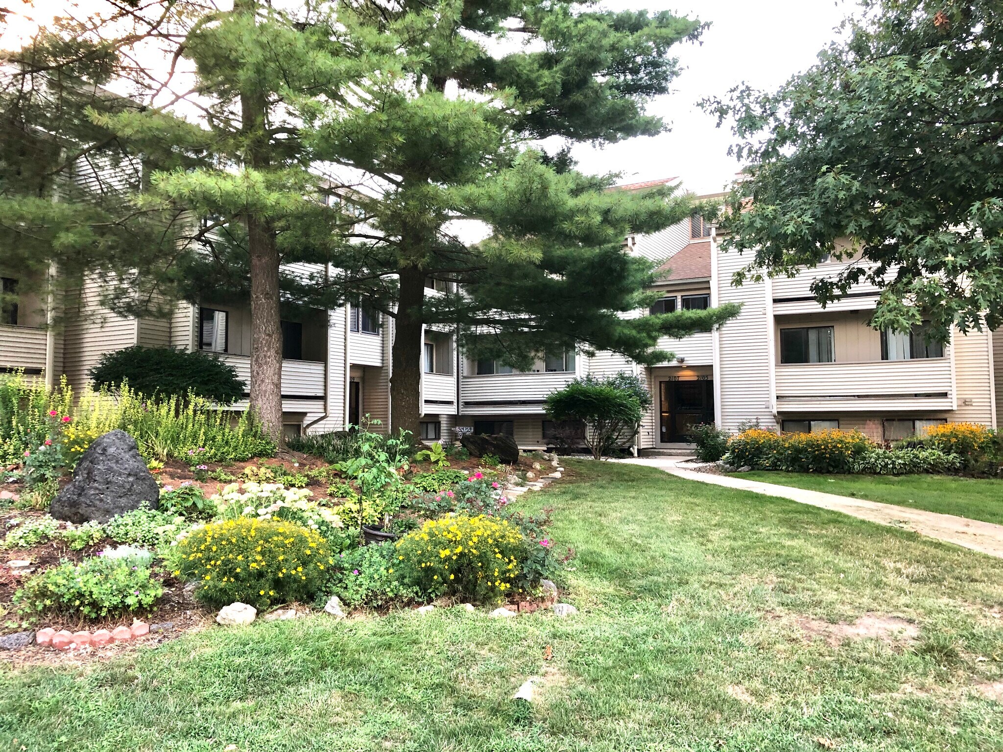 Building Photo - 2107 Melrose Dr