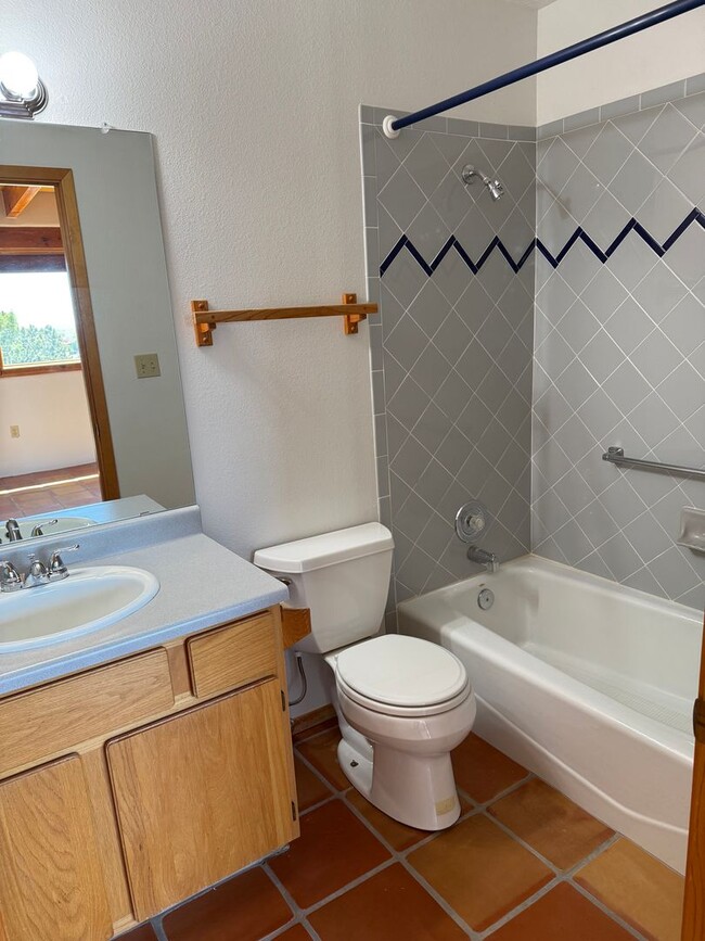 Building Photo - 5 Oriente Ct