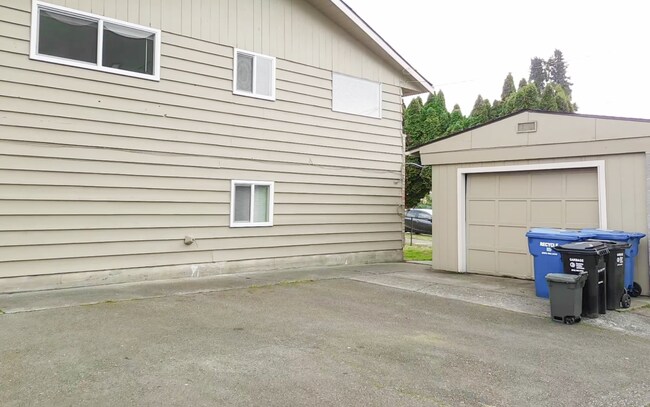 Building Photo - Charming Triplex with Hardwood Floors, Appliances, and Utilities Included in Prime Ballard-Fremon...