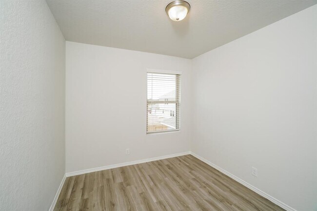Building Photo - 3919 Silver Ranch Rd