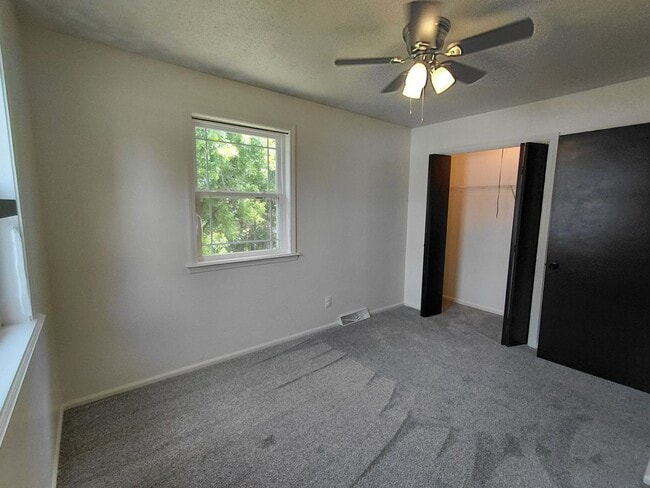 Building Photo - Home close To FLW