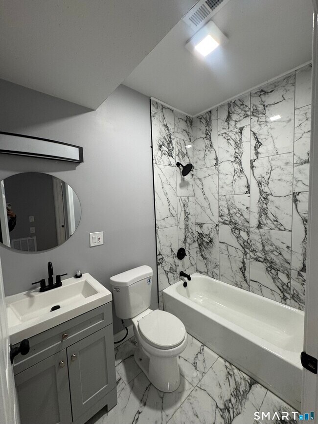 Building Photo - 231 Davenport Ave