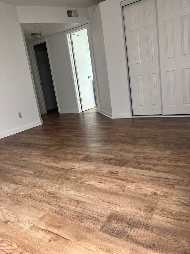 Building Photo - Remodeled 3 Bedroom Condo In a Prime Location!!!  ~ Annual Rental ~