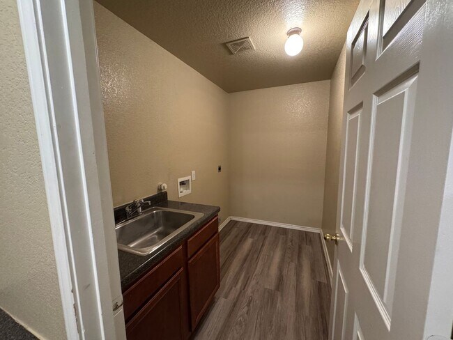 Building Photo - Move-In Ready 3BR Home with Open Living & Large Backyard Leon Valley | 410 & Bandera Rd