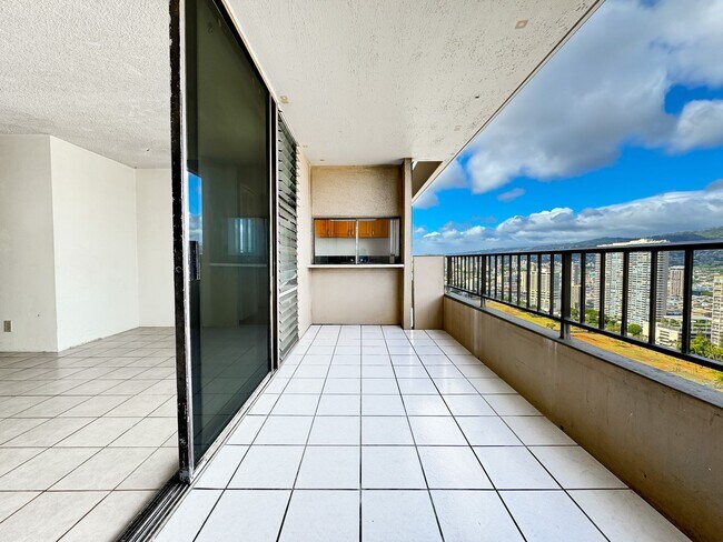 Building Photo - 2121 Ala Wai Blvd