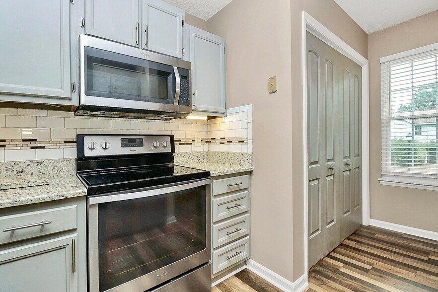Building Photo - 9214 Kings Canyon Dr