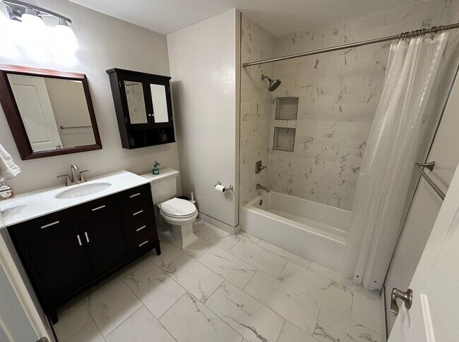 Building Photo - Upgraded 2BR/2BA Corner Unit in East Village – Close proximity to Petco Park w/ Parking & Amenities