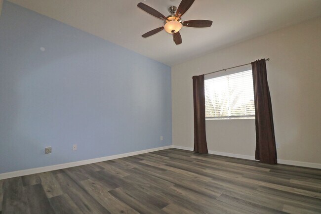 Building Photo - Mission Valley condo (River Colony) with balcony!  Central heat/ air. Gated garage parking. Pool/...