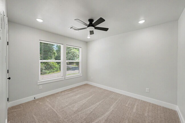 Building Photo - 116 Sun City Ln