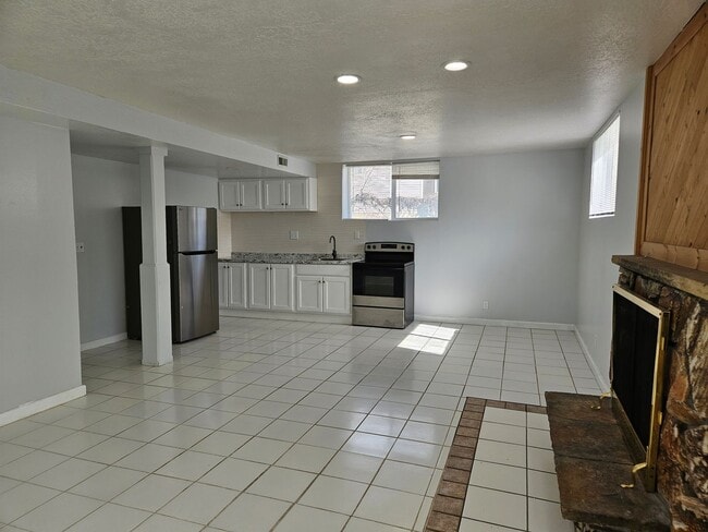 Building Photo - Beautiful 5 Bedroom home in Great Layton Location!