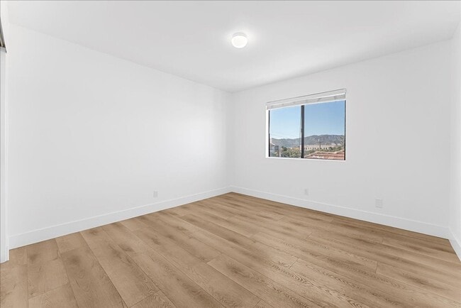 Building Photo - 631 E Elk Ave