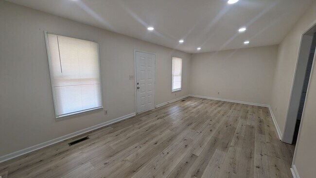 Building Photo - 2BR/1.5BA Renovated Townhome