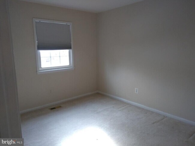 Building Photo - 2055 Pilgrim Dr