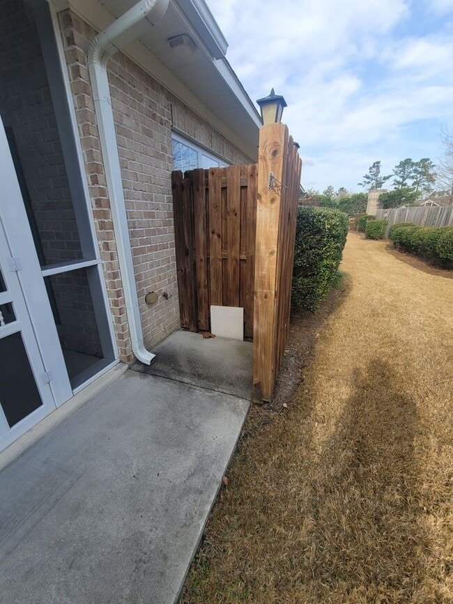 Building Photo - This 3 bedroom 2.5 bath brick townhouse with one car garage is located in Westgate Shoreline subd...