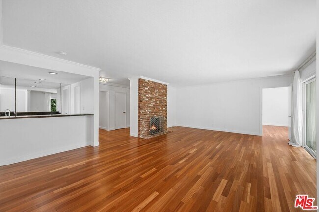 Building Photo - 404 San Vicente Blvd